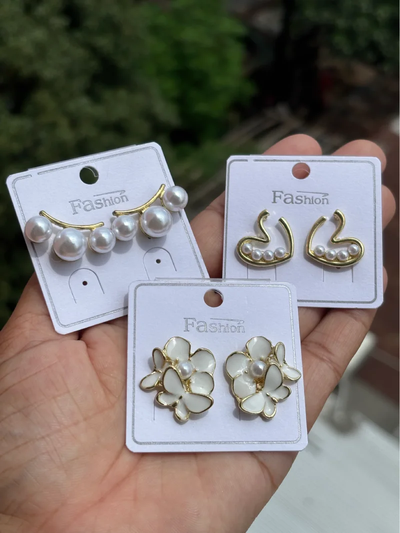 Elegant Gold Tone Pearl Stud Ear Ring